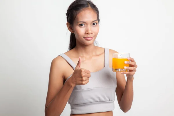 Jeune femme asiatique pouces vers le haut boisson jus d'orange . — Photo