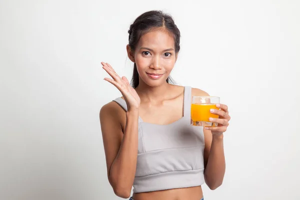Heureuse jeune femme asiatique boire du jus d'orange . — Photo