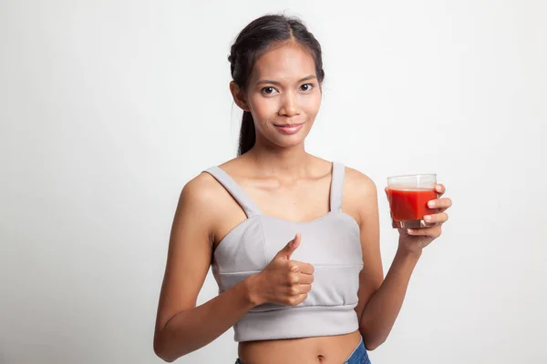 Jeune femme asiatique pouces vers le haut avec du jus de tomate . — Photo