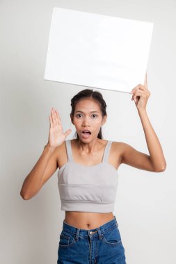 Genç Asyalı kadın sürpriz beyaz boş işareti ile.