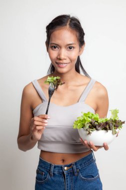 Salata sağlıklı Asyalı kadın.