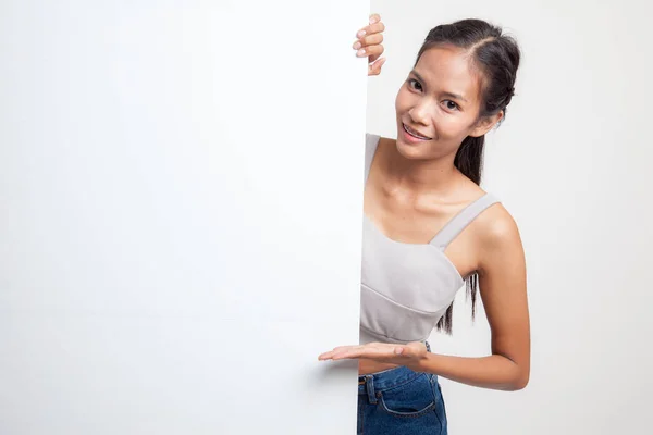 Young Asian woman present blank sign with palm hand. — Stock Photo, Image