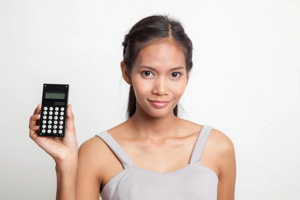Asiatisk kvinna leende med miniräknare. — Stockfoto