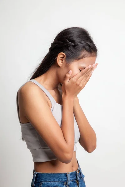 Triste giovane donna asiatica piangere con palma a faccia. — Foto Stock