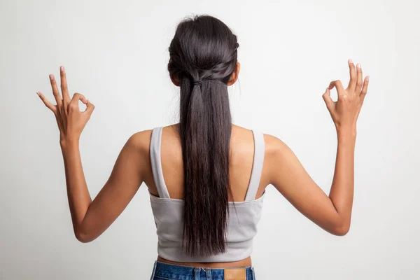 Vista posterior de la mujer asiática muestran doble signo de mano OK . — Foto de Stock