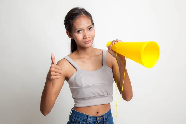 Mooie jonge Aziatische vrouw duimen opdagen kondigen met megapho — Stockfoto