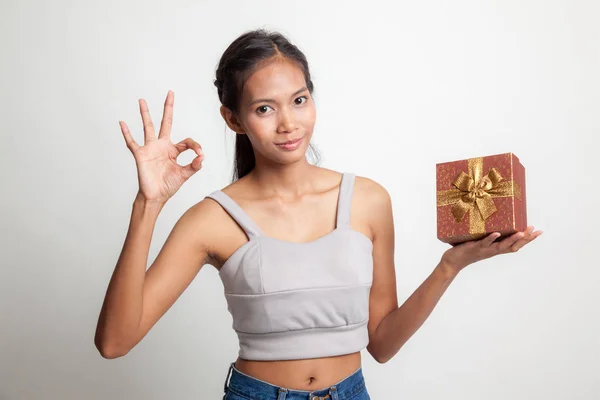 젊은 아시아 여자 선물 상자 확인 표시. — 스톡 사진