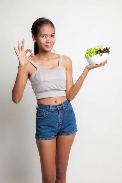 Saludable mujer asiática show OK con ensalada . — Foto de Stock