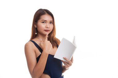 Bir kitapla genç Asyalı kadın düşünüyor.