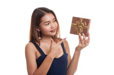 Genç Asyalı kadın ile bir hediye kutusu.