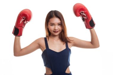 Genç Asyalı kadın kırmızı boks eldivenli.