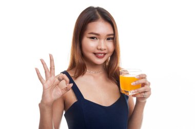 Genç Asyalı kadın içki portakal suyu göster Ok işareti.