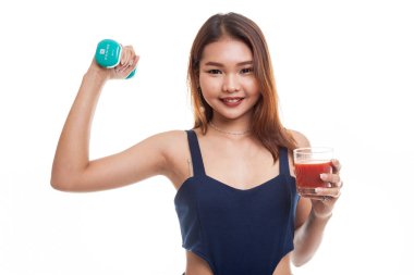 Dumbbell ve domates suyu ile sağlıklı Asyalı kadın.