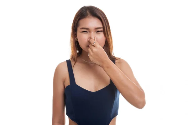 Jovem mulher asiática segurando o nariz por causa de um mau cheiro . — Fotografia de Stock