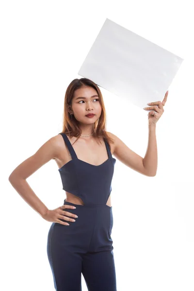 白い空白記号を持つ若いアジア女性. — ストック写真