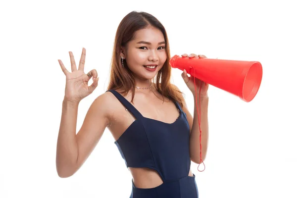 Hermosa joven asiática show OK anunciar con megáfono . —  Fotos de Stock