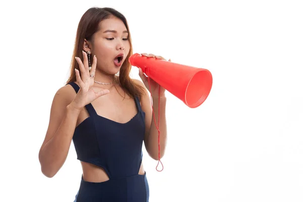 Mooie jonge Aziatische vrouw kondigen met megafoon. — Stockfoto