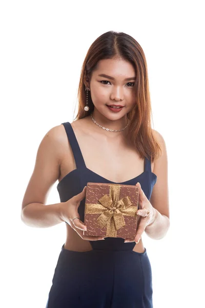 Ung asiatisk kvinna med en presentask. — Stockfoto