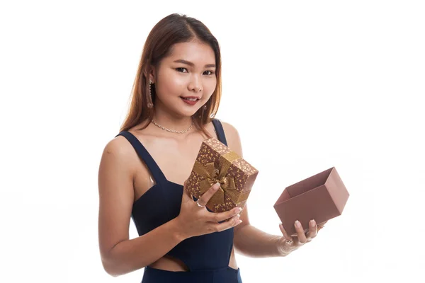 Giovane donna asiatica aprire una scatola regalo d'oro . — Foto Stock
