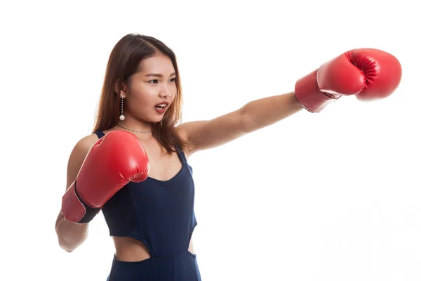 Joven mujer asiática con guantes de boxeo rojos . — Foto de Stock