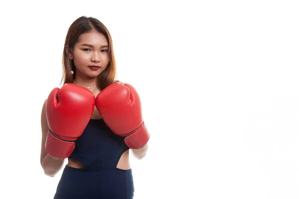 Jovem mulher asiática com luvas de boxe vermelho . — Fotografia de Stock