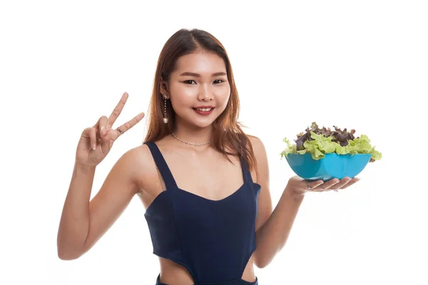 Saludable mujer asiática mostrar signo de victoria con ensalada . —  Fotos de Stock