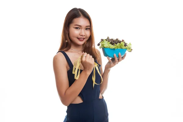 Mujer asiática saludable con cinta métrica y ensalada . —  Fotos de Stock
