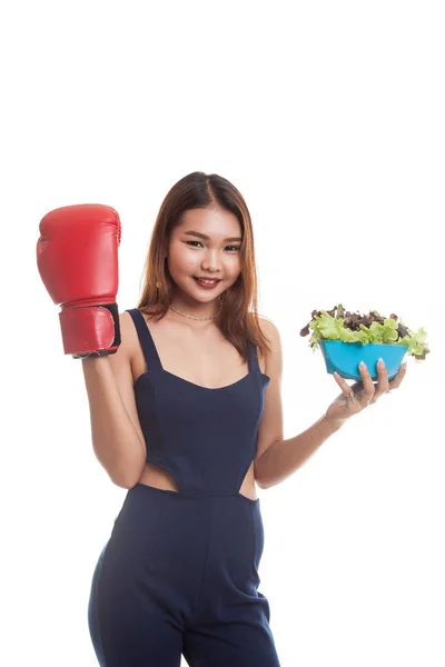 Jonge Aziatische vrouw met bokshandschoen en salade. — Stockfoto