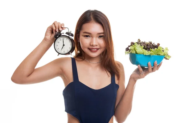 젊은 아시아 여성 시계와 샐러드. — 스톡 사진