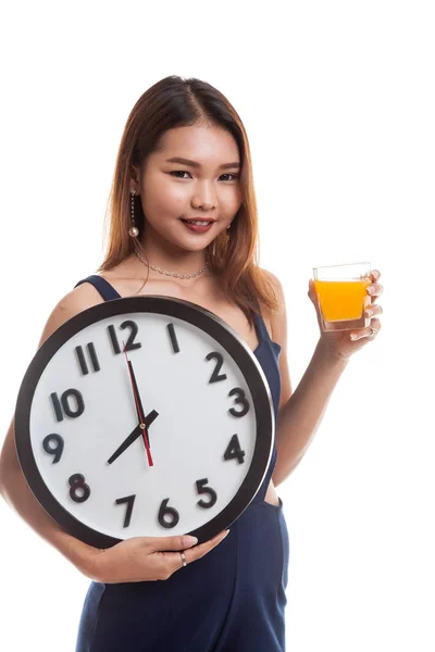 Mulher asiática com um relógio beber suco de laranja . — Fotografia de Stock