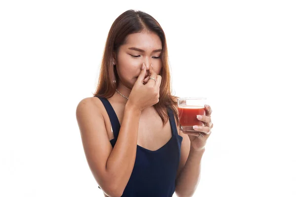 Mladá asijská žena nenávist rajčatová šťáva. — Stock fotografie