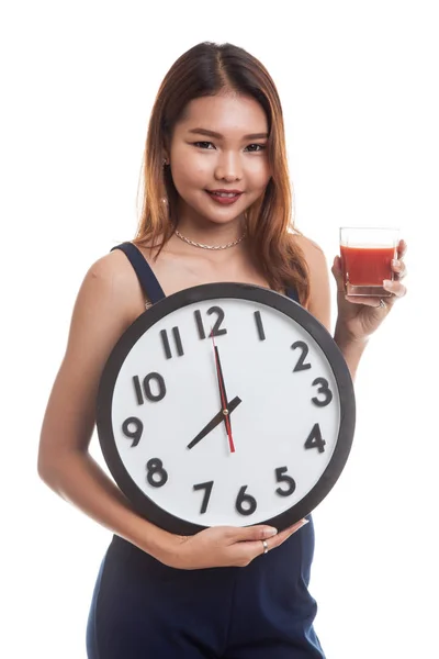 Junge asiatische Frau mit Tomatensaft und Uhr. — Stockfoto