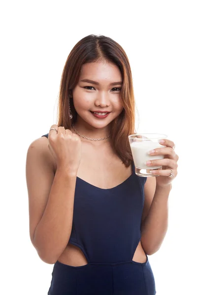 Zdrowa kobieta Azji picia szklankę mleka. — Zdjęcie stockowe