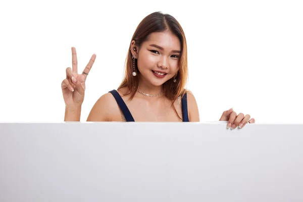 Mujer asiática joven muestra signo de victoria con signo en blanco . — Foto de Stock