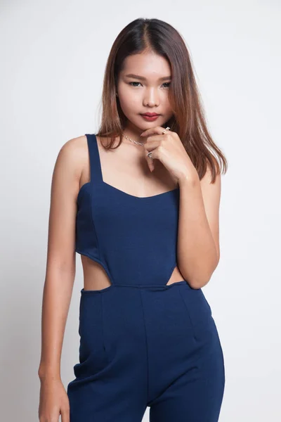 Wanita Asia muda yang cantik dengan gaun biru — Stok Foto