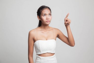 Asyalı kadın parmak ile ekranın dokunmadan.