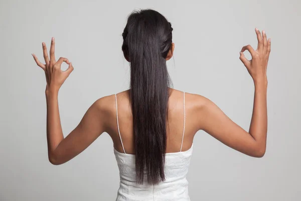 Vista posterior de la mujer asiática muestran doble signo de mano OK . — Foto de Stock
