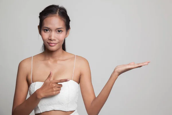 Bela jovem ásia mulher ponto para palma mão . — Fotografia de Stock