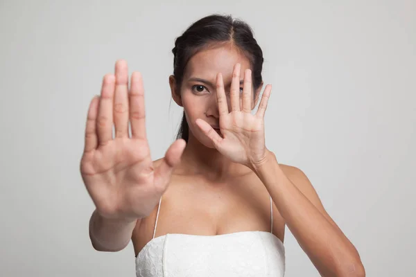 Giovane donna asiatica nascondere il suo volto . — Foto Stock