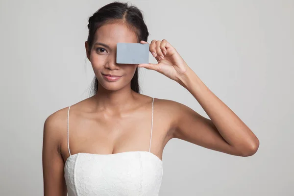 Joven mujer asiática con tarjeta en blanco sobre su ojo . — Foto de Stock