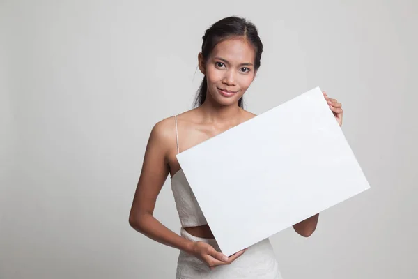Joven mujer asiática con blanco signo en blanco . —  Fotos de Stock