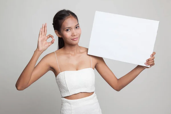 Jovem mulher asiática mostrar OK com sinal em branco . — Fotografia de Stock