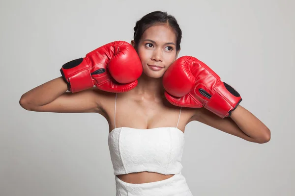 Jovem mulher asiática com luvas de boxe vermelho . — Fotografia de Stock