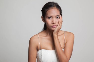 Genç Asyalı kadın diş ağrısı var.