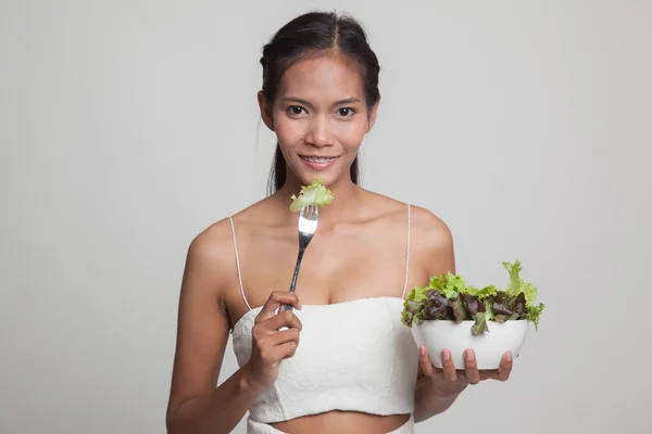 Friska asiatisk kvinna med sallad. — Stockfoto