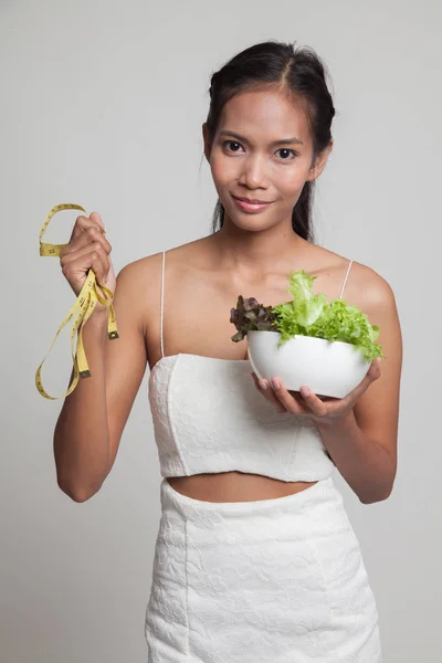健康的なアジア女測定テープとサラダ. — ストック写真