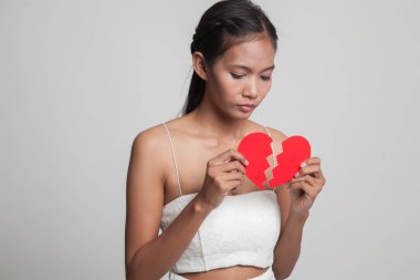 Güzel genç Asyalı kadın ile kırık kalp.