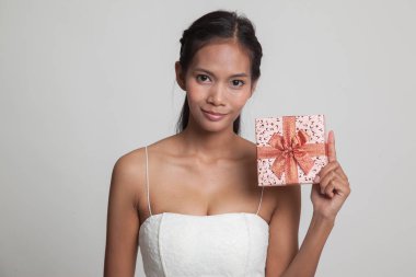 Genç Asyalı kadın ile bir hediye kutusu.