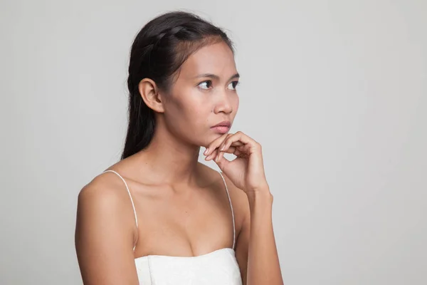 Grave giovane donna asiatica distogliere lo sguardo . — Foto Stock