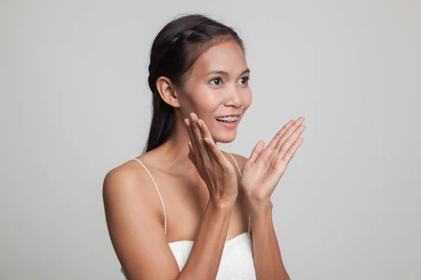 Joven asiática mujer es sorprendido y sonrisa . — Foto de Stock